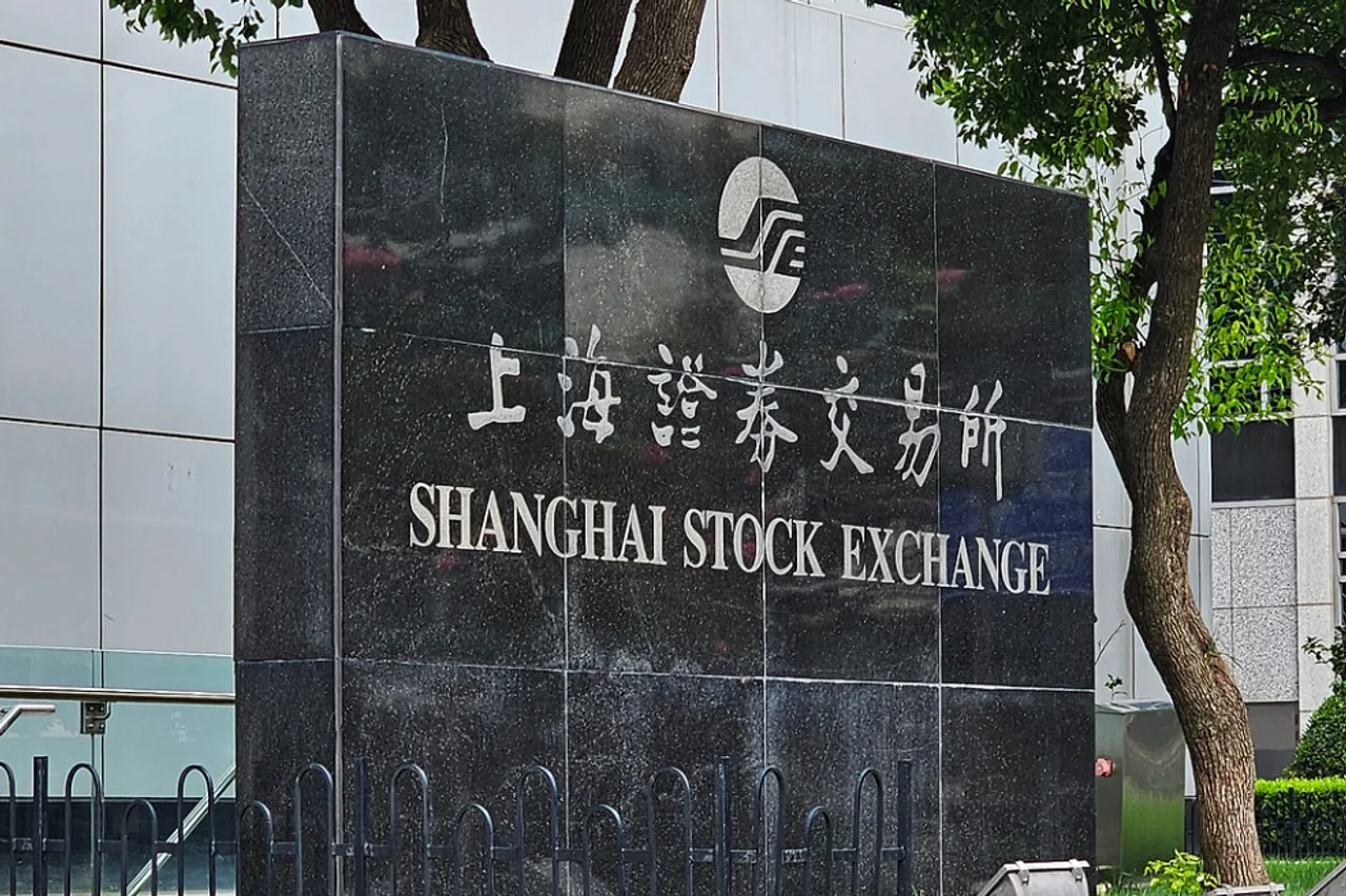 China's first international-sponsored retail C-REIT listed on stock exchange