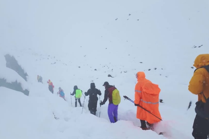 西藏珠峰东麓暴风雪致数百人被困，大规模救援展开