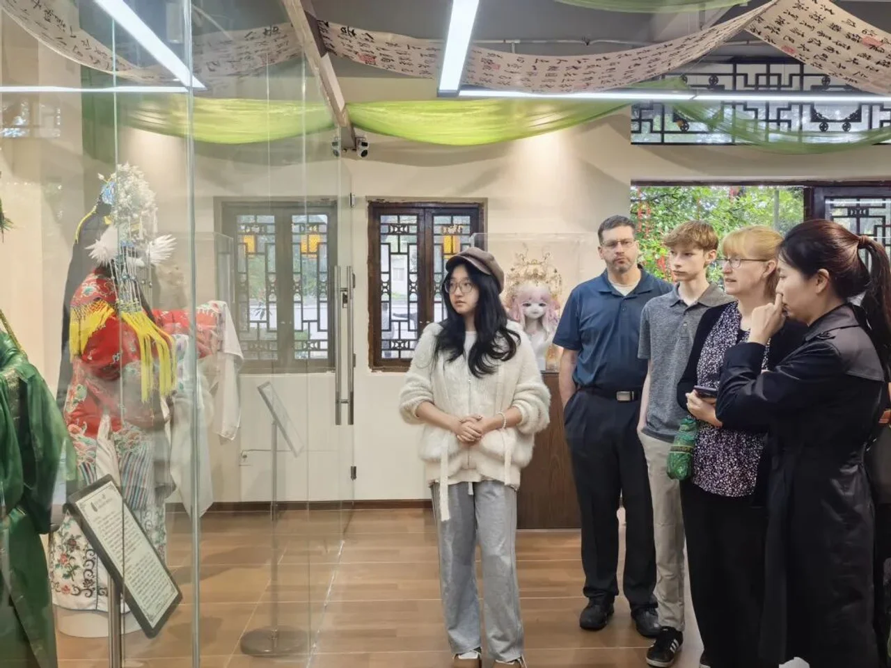 体验文旅新场景 外国友人打卡“珍水万世坊”文创产业园