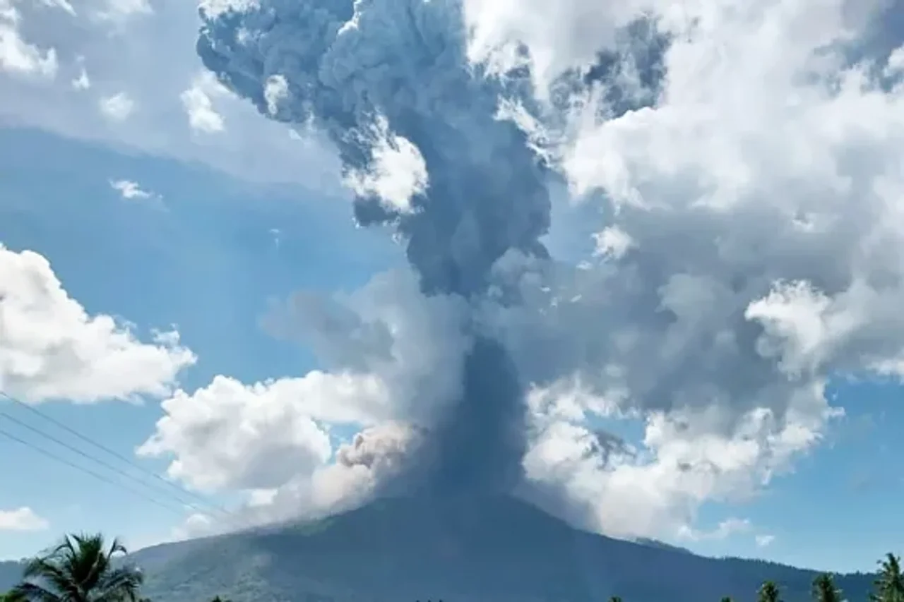 印尼火山爆发,警报升至最高级