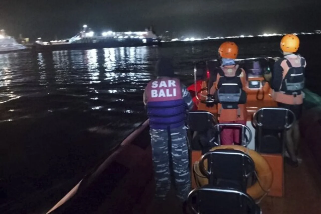 惊险!印尼一艘载有65人的船只在巴厘海峡沉没