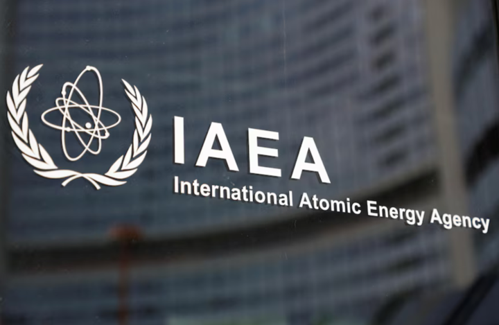伊朗总统：暂停与国际原子能机构合作