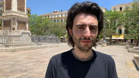 外国人也热衷旅游打卡，这座城市快崩溃了