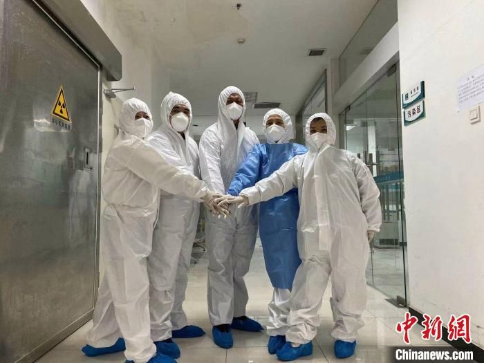 “最美面罩姐姐”喻银燕：“当面对病人，就忘记了恐惧”