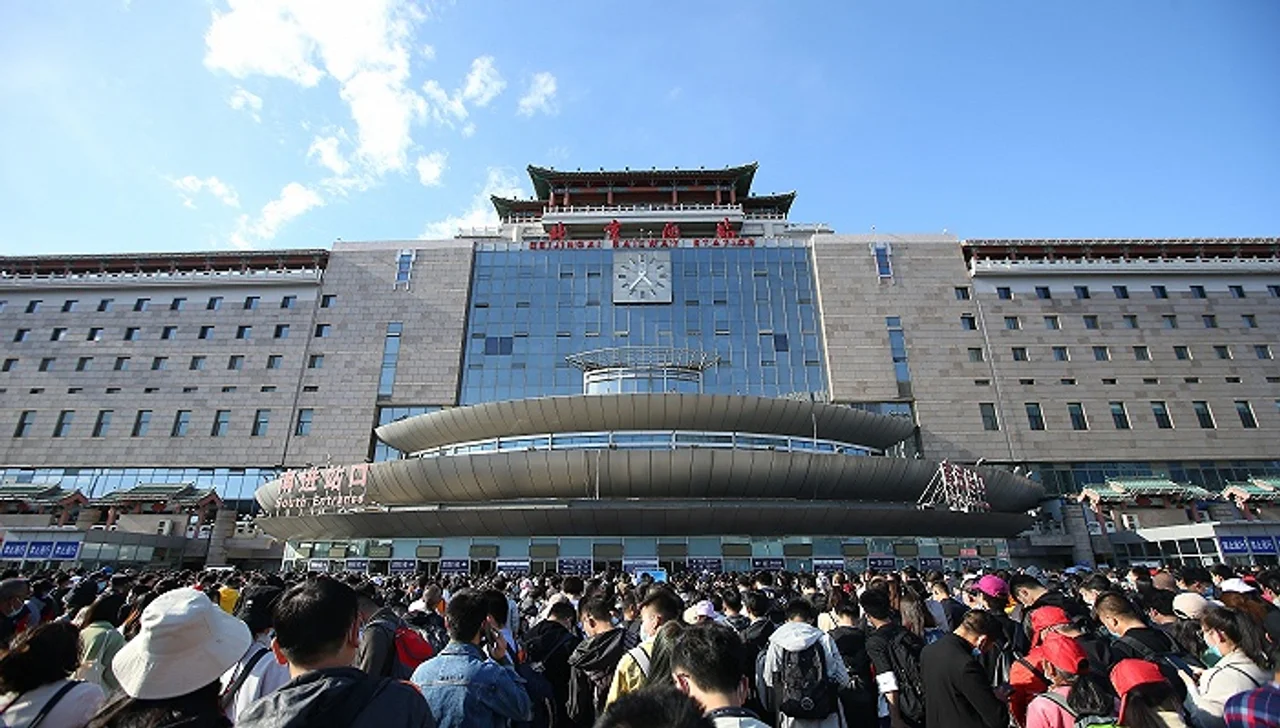 新华社评“五一”高铁晚点:地膜虽难预见,管理却可改善