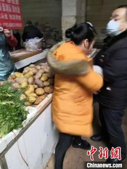 女子不戴口罩硬闯公共市场还抓伤工作人员 被行拘5日
