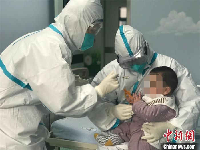 半岁患儿独自留院隔离治疗 医护充当“临时妈妈”