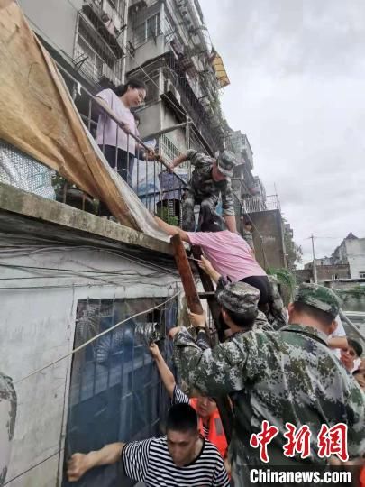 安徽淮南：暴雨突袭引发严重内涝，民兵应急分队紧急转移群众500余人