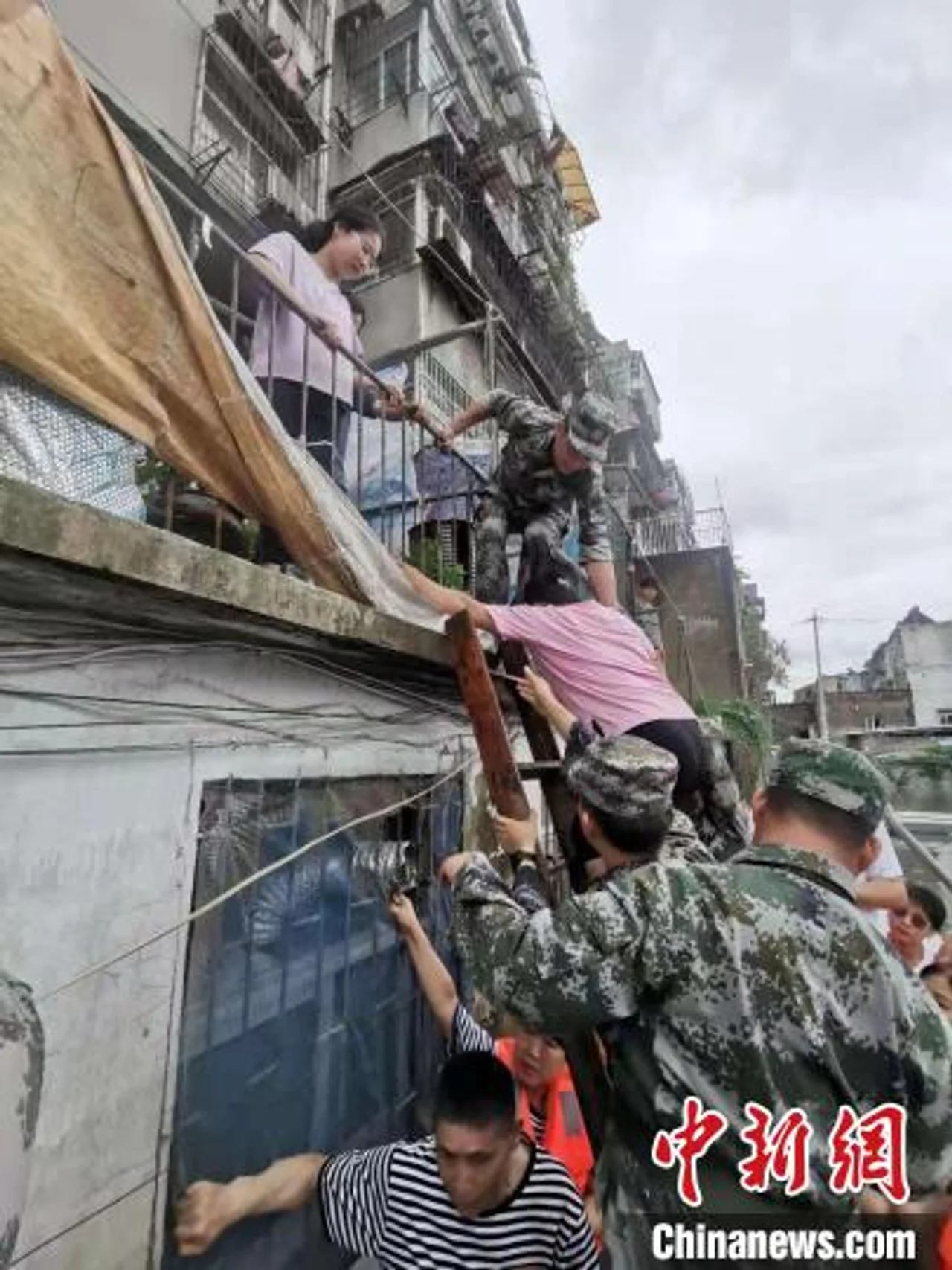 安徽淮南:暴雨突袭引发严重内涝,民兵应急分队紧急转移群众500余人
