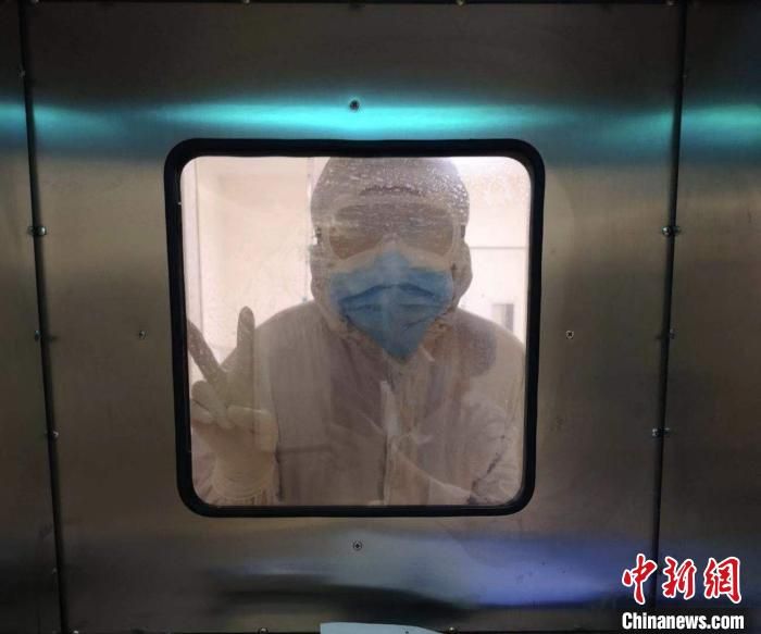 河北“警医夫妻”同上一线：“疫来一起战，疫去平安归”