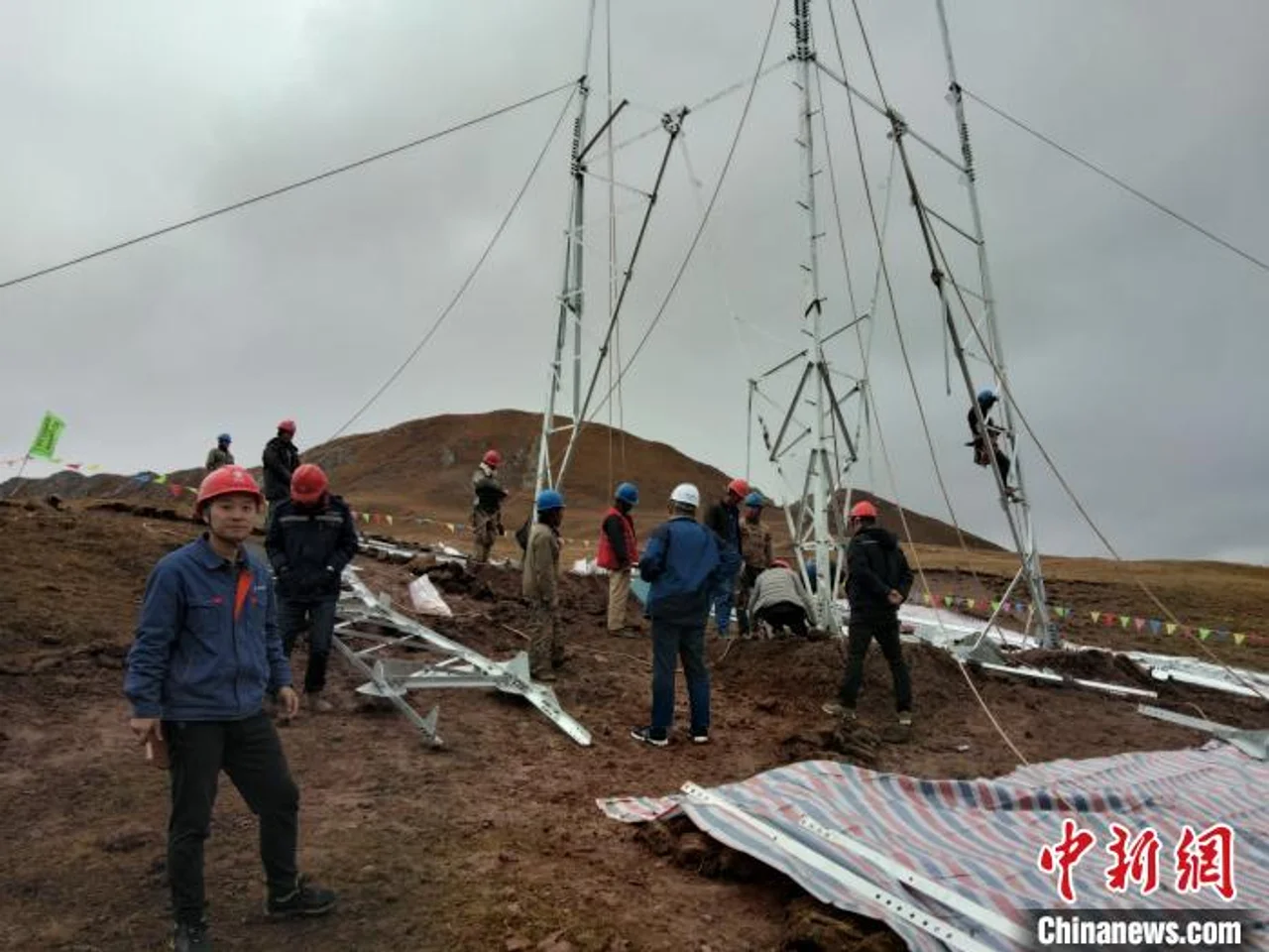 “三区两州”电网建设工程:“云端”架线 不忘保护生态
