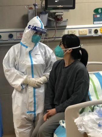 新冠肺炎康复后复工的护士：看我站在那 病人心安