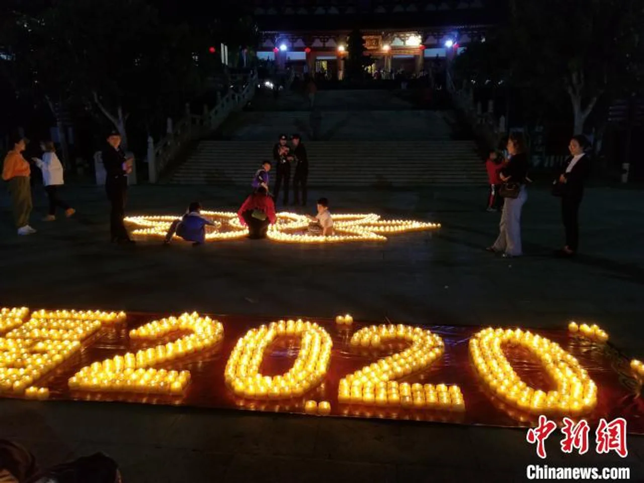 海南三亚:市民游客108响钟声祈福迎新年