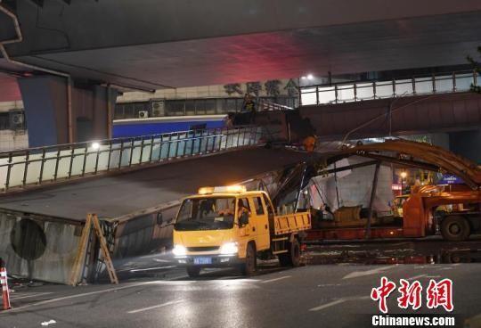 撞塌杭州天桥2名司机被提起公诉 称“自信能通过”