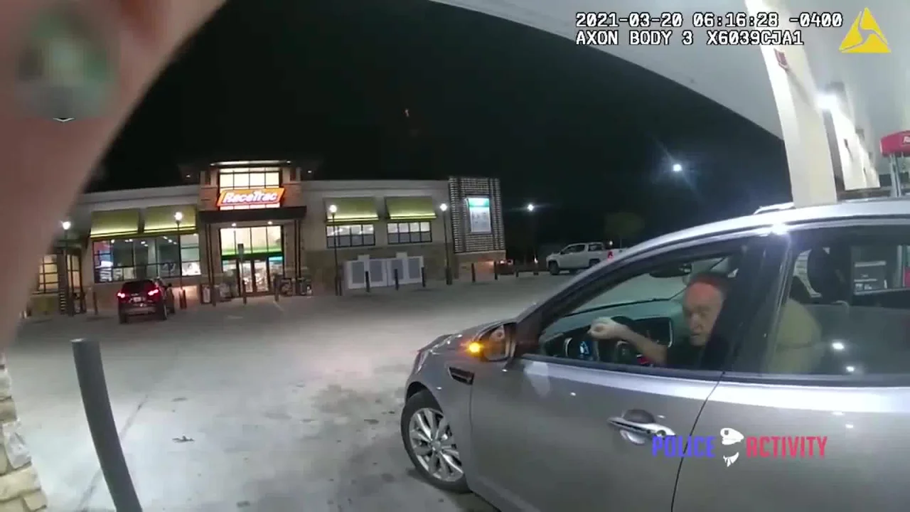 79岁老人加油站遇警察扬言想杀人,美警察攀谈40分钟未果后破窗开枪