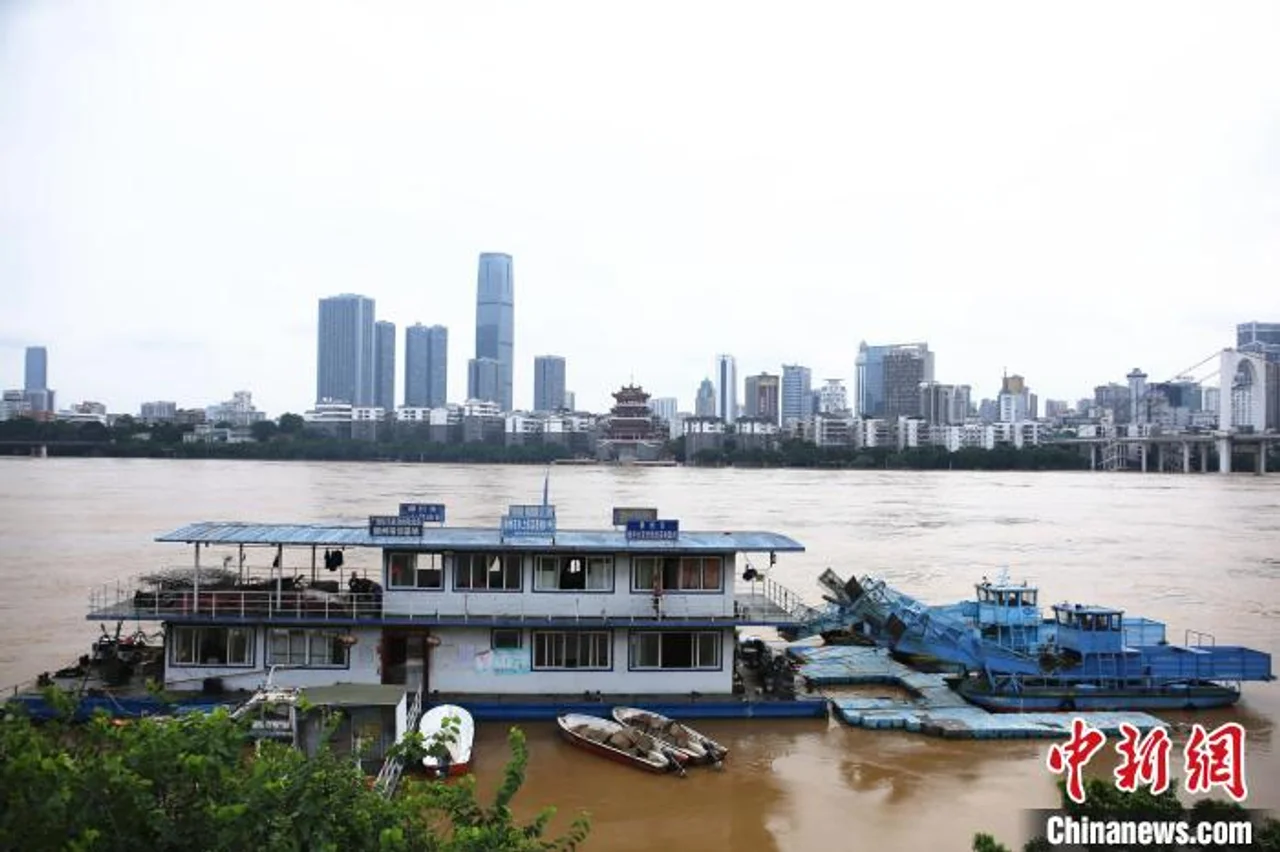 广西柳州今年首现超警戒洪水 防洪人员坚守一线