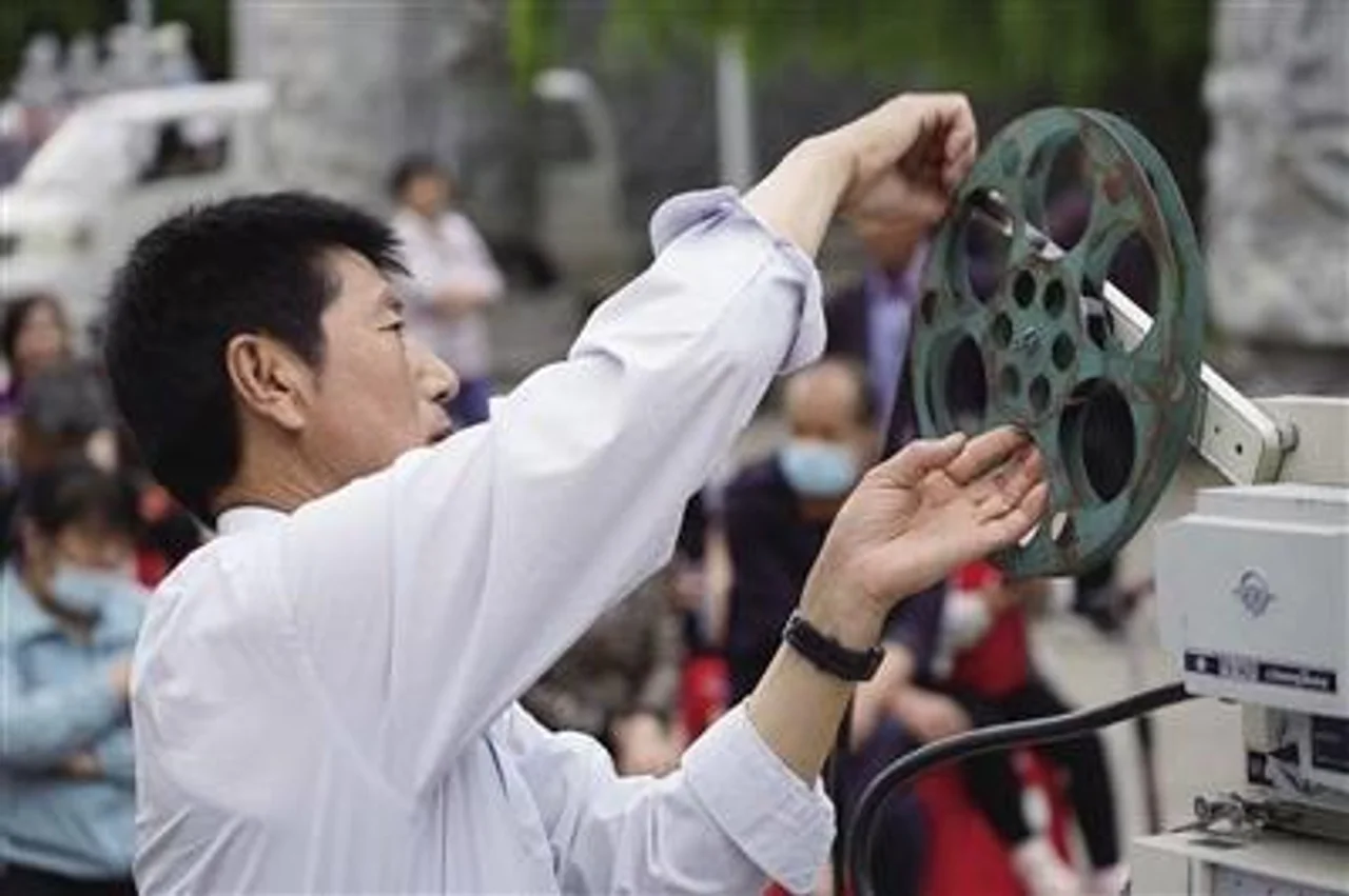 退休放映员“再上岗” 带观众重温红色经典