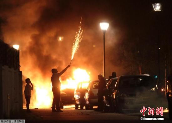 法国跨年夜不平静：至少2人丧生 数百车辆被烧毁
