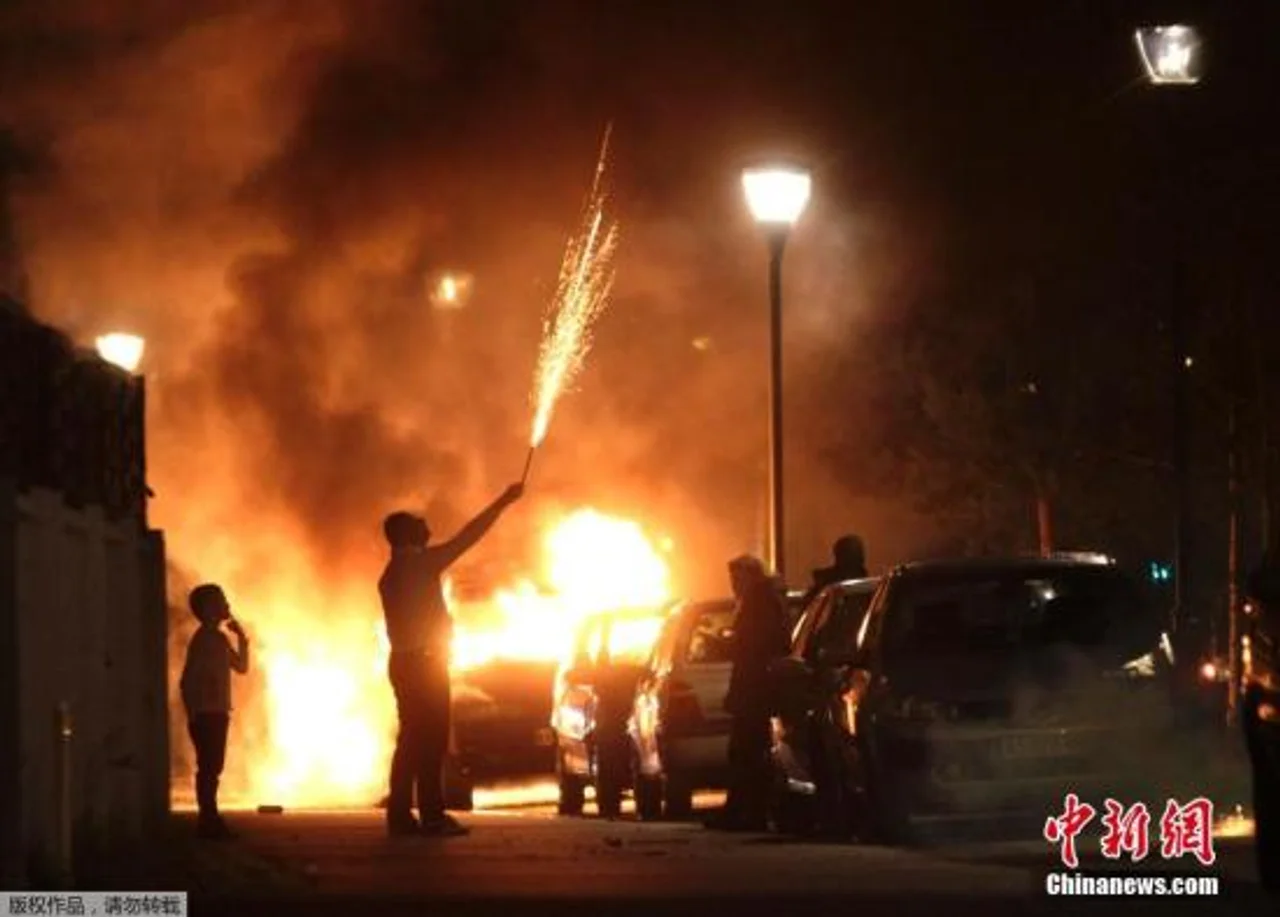 法国跨年夜不平静:至少2人丧生 数百车辆被烧毁