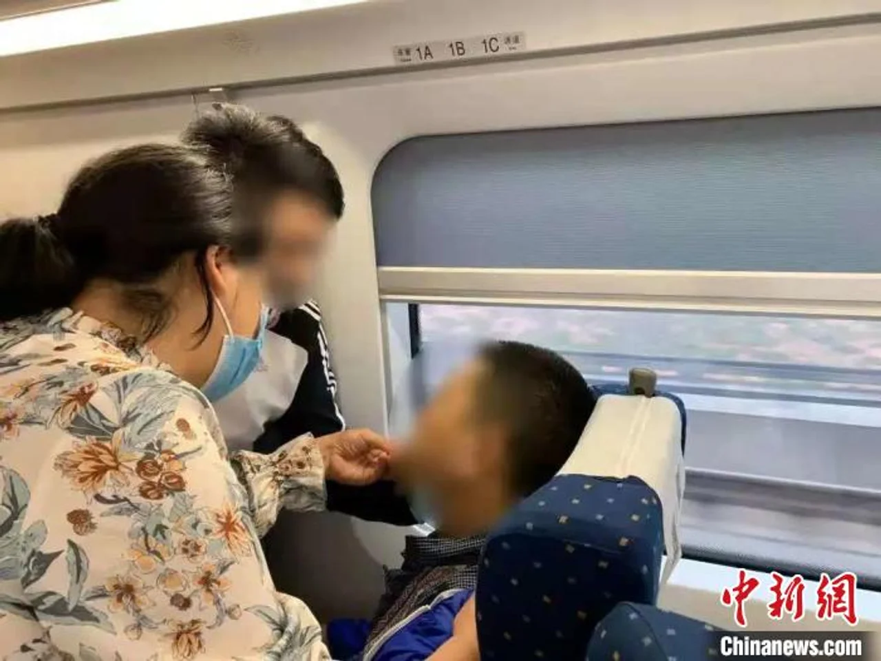 高铁上旅客突发急病 援贵医生帮扶路上又救人