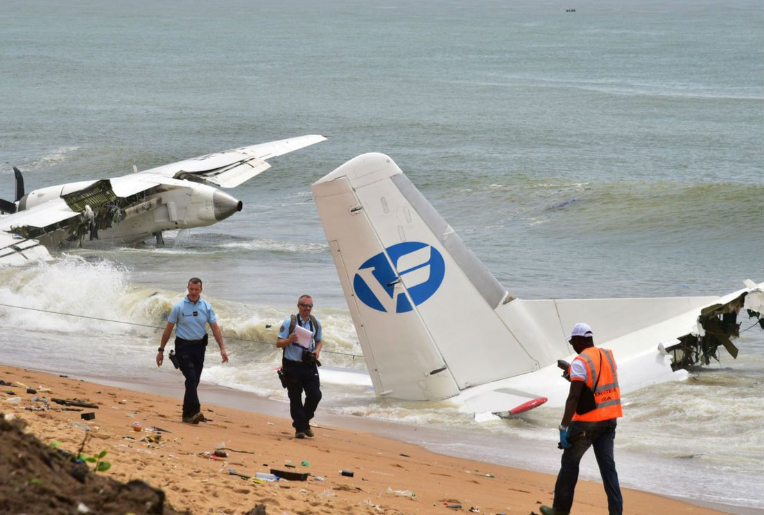 科特迪瓦一货机坠海至少造成4死6伤,事发时当地正下着暴雨