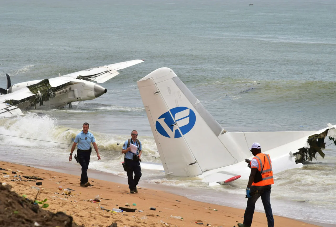 科特迪瓦一货机坠海至少造成4死6伤,事发时当地正下着暴雨