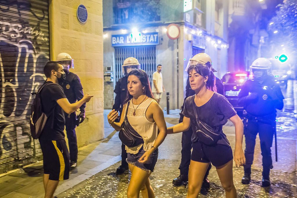 西班牙民众庆祝宵禁结束 警察站岗巡逻
