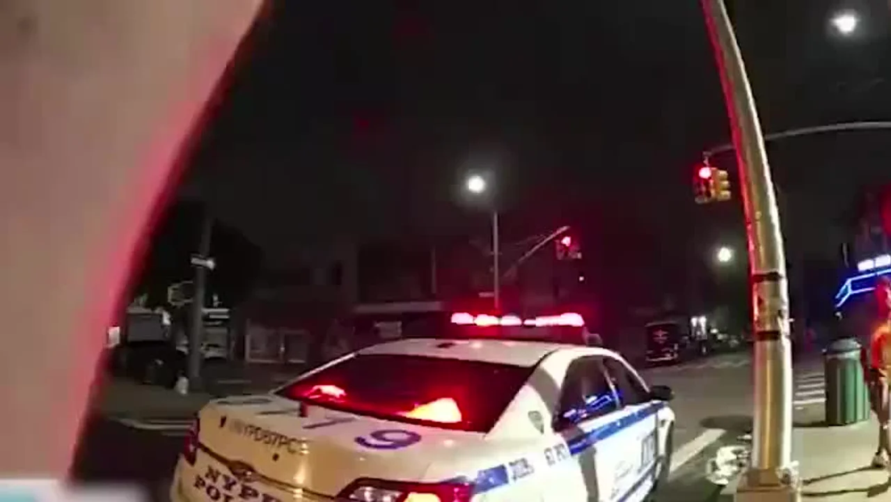美国警察遭黑人男子袭击 嫌犯交谈中突然掏出玻璃瓶砸向警察脑袋