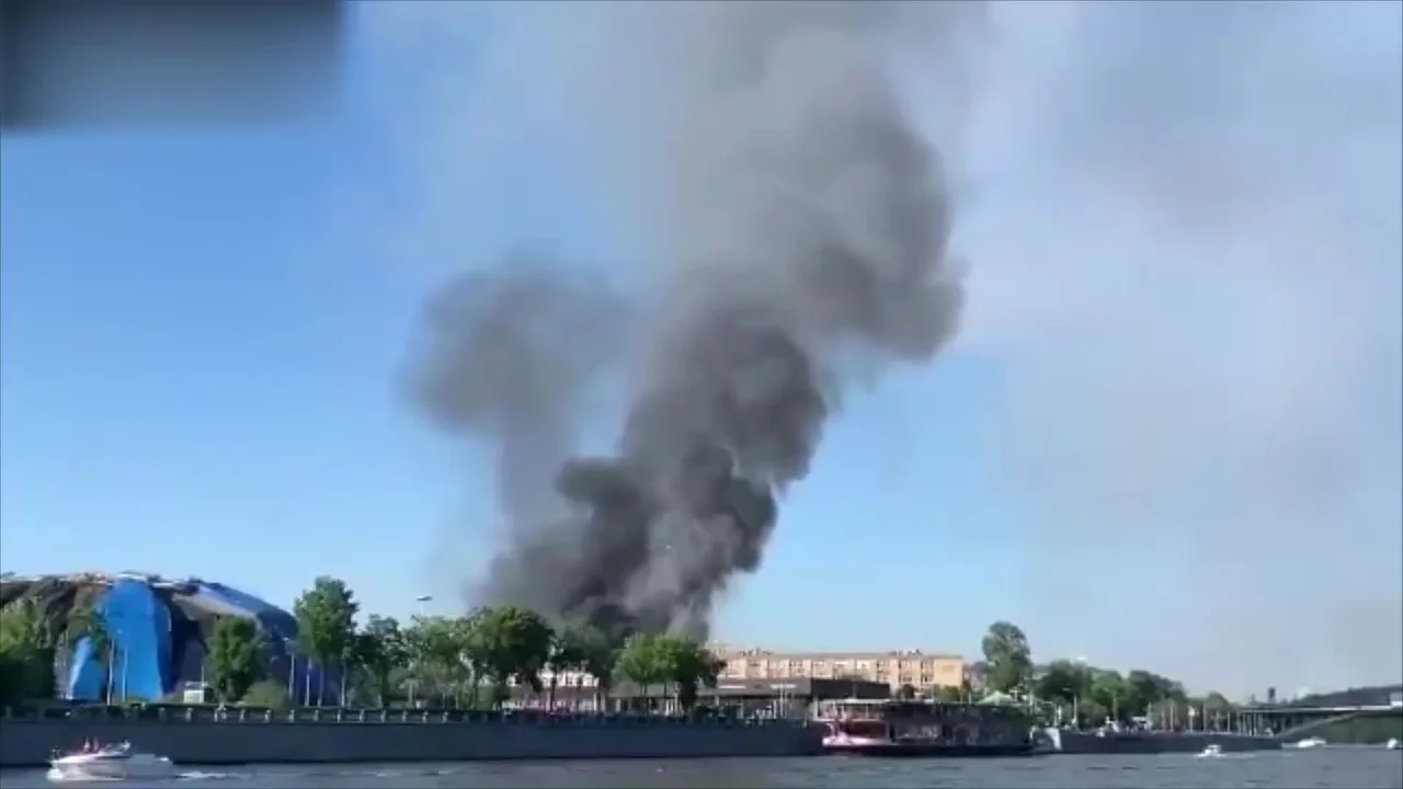 莫斯科市中心一烟花仓库发生火灾,噼啪巨响声几公里外都可听到