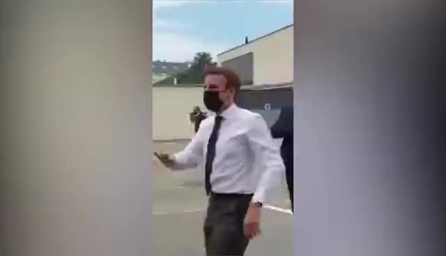突发！外媒：马克龙在访问行程中突遭一名男子掌掴，有两人被捕