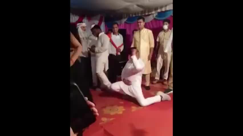 不戴口罩上台与女子热舞！印度北方邦社会主义党领袖不顾疫情参加婚宴被起诉