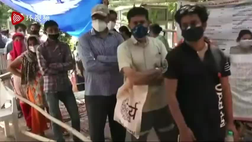 氧气紧缺，印度北部城市加兹阿巴德居民排起长队领取免费氧气瓶