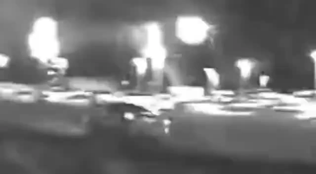 美国一女子无照醉驾酿成车祸,汽车飞出围栏,乘客被甩出车门