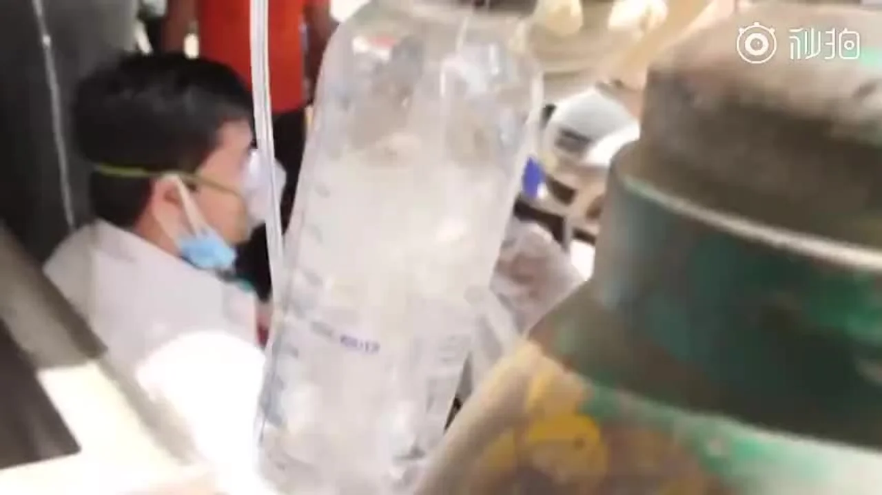 英国记者实拍印度供氧现状:医院储备不足 患者赴寺庙求氧奄奄一息