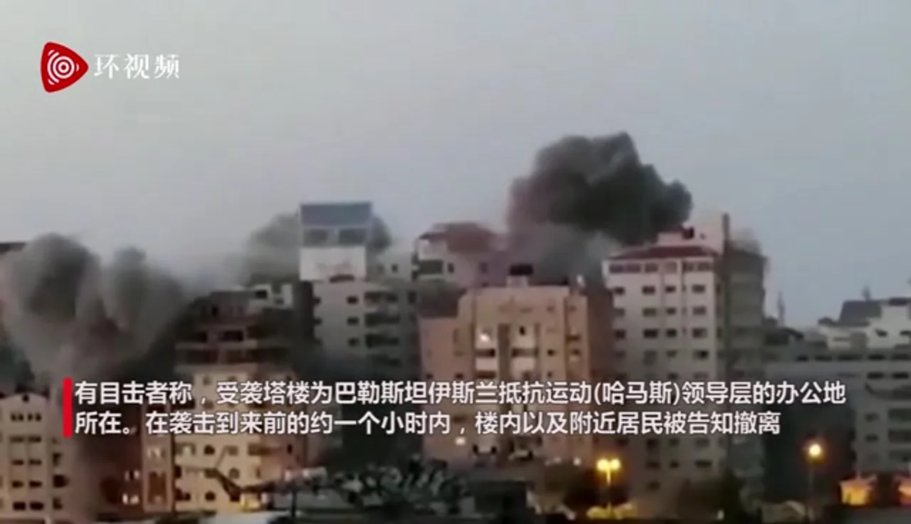 巴以冲突升级!以色列空袭加沙地带,一座13层楼住宅被击中,瞬间倒塌
