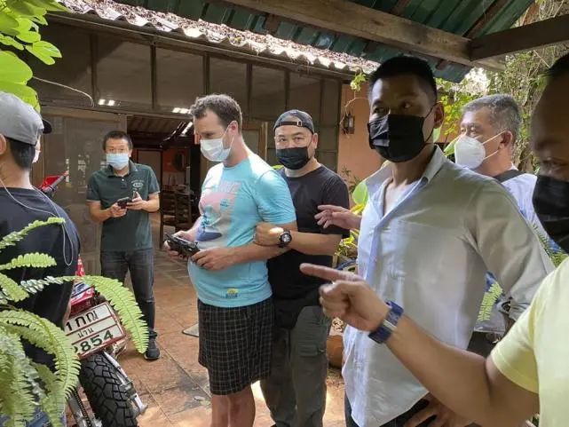 美国男子杀害怀孕妻子未遂，缓刑期追到泰国将其杀死