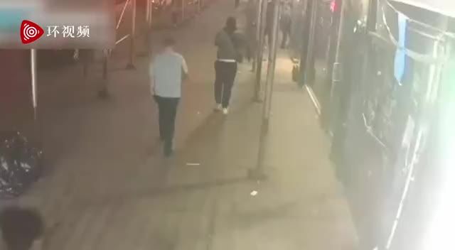 纽约街头两亚裔女性被路人要求摘下口罩，并遭锤子敲头