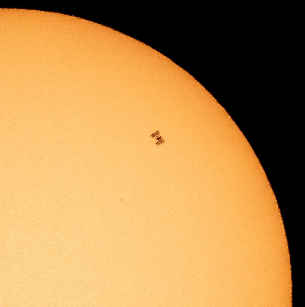 NASA公布国际空间站在太阳前剪影 每秒行进8千米