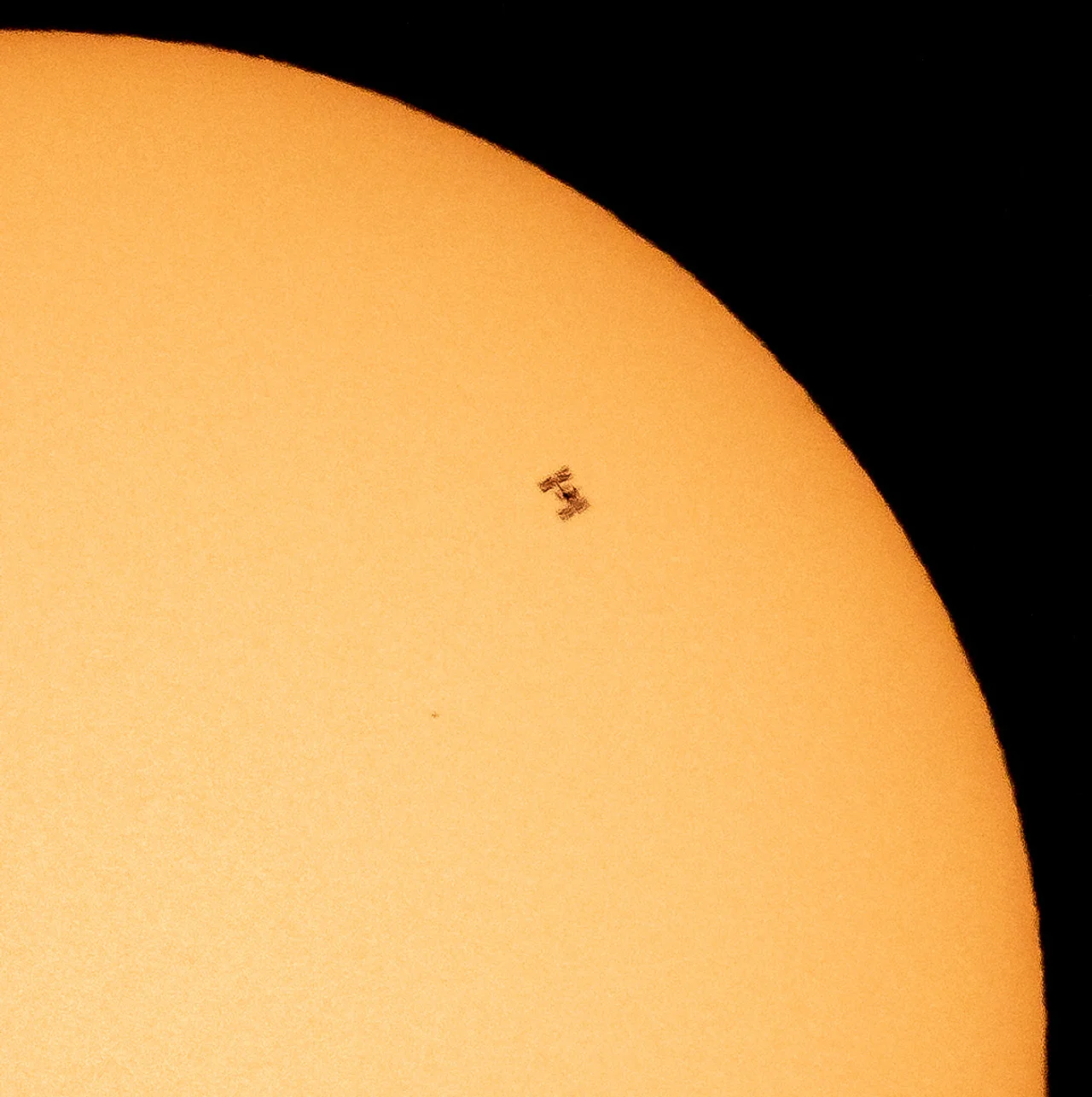 NASA公布国际空间站在太阳前剪影 每秒行进8千米