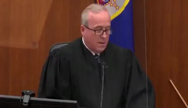 弗洛伊德案宣判，家人挥舞拳头振臂高呼，警察肖万罪名成立被当庭铐走