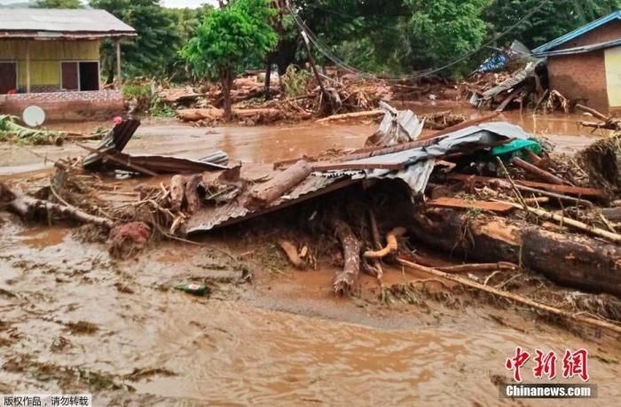 印尼洪灾已致55人死亡40人失踪 总统向遇难者致哀