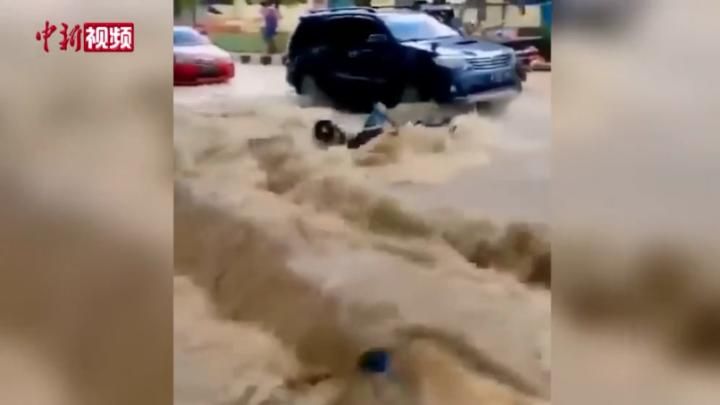 印尼暴雨引发山洪 已造成至少44人死亡9人受伤