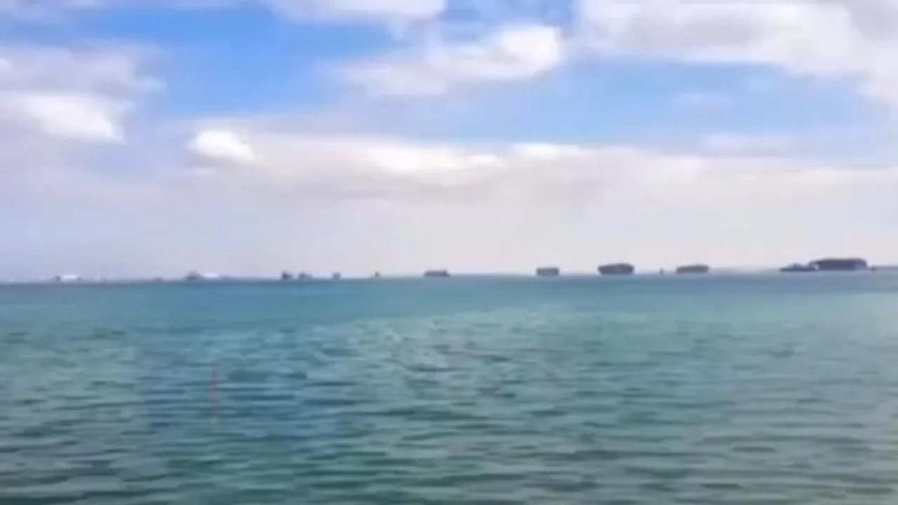 苏伊士运河恢复通行 约194艘船只已通过运河