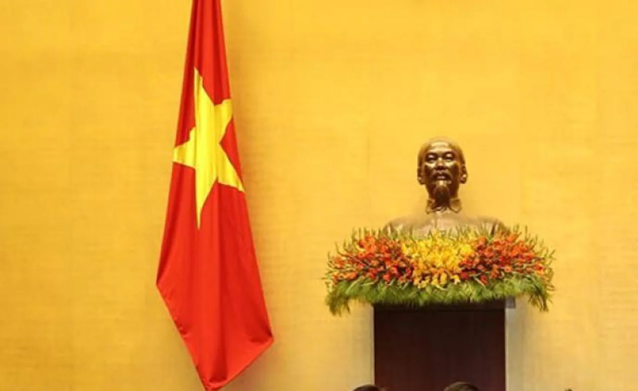 中共中央致电祝贺越南共产党成立90周年