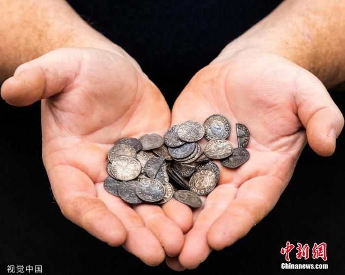 功夫不负有心人！寻宝人花30年觅得巨大古币宝藏