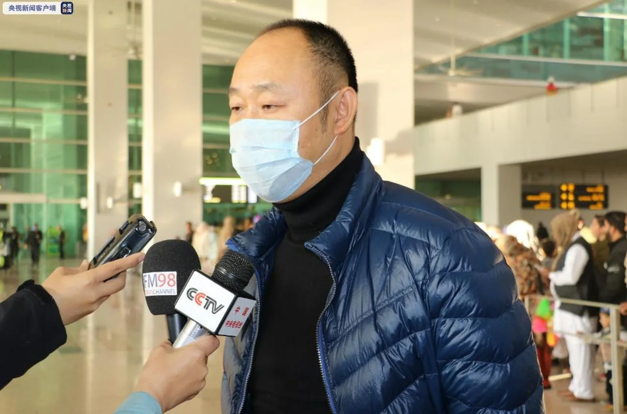巴基斯坦卫生部高级官员到机场迎接来自中国的乘客