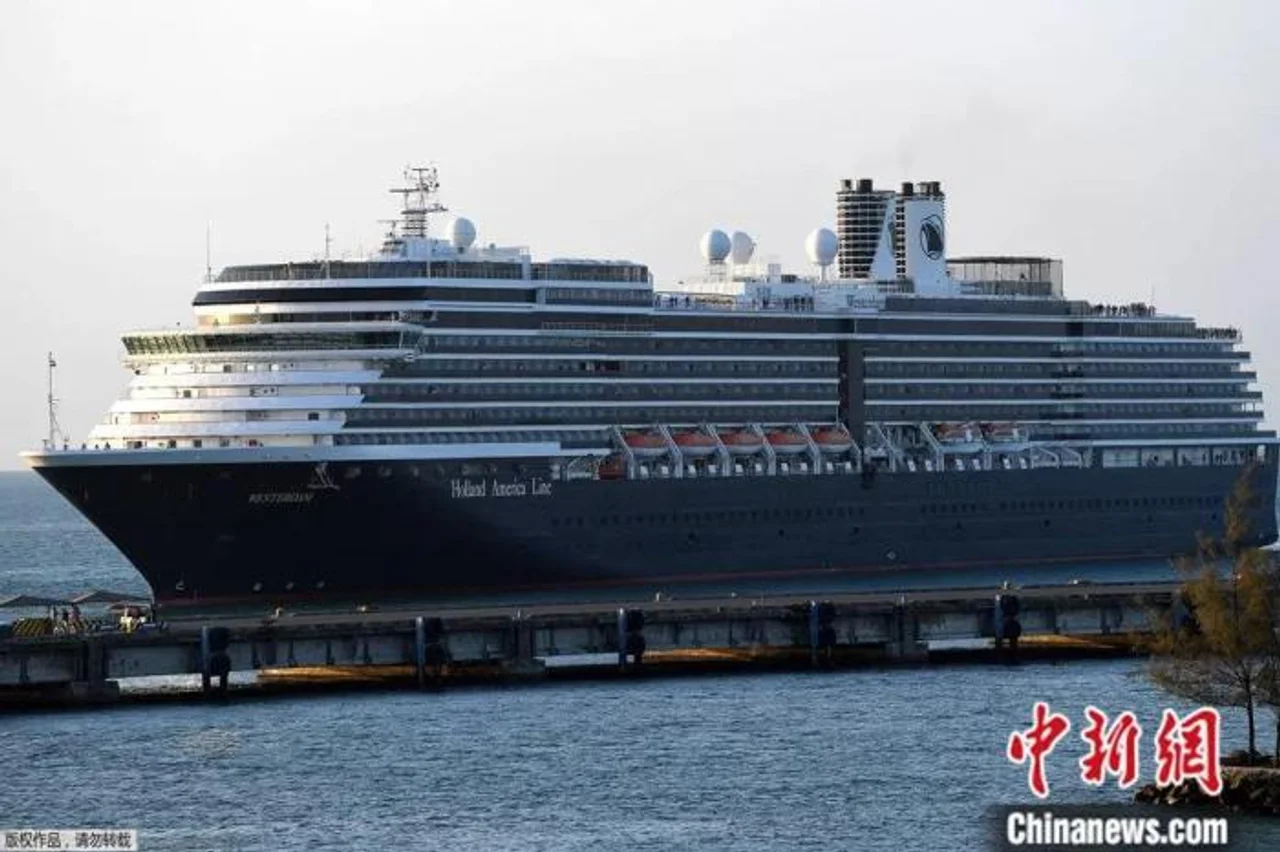 疫情之下2200余人受困海上12天,这个国家让他们靠岸