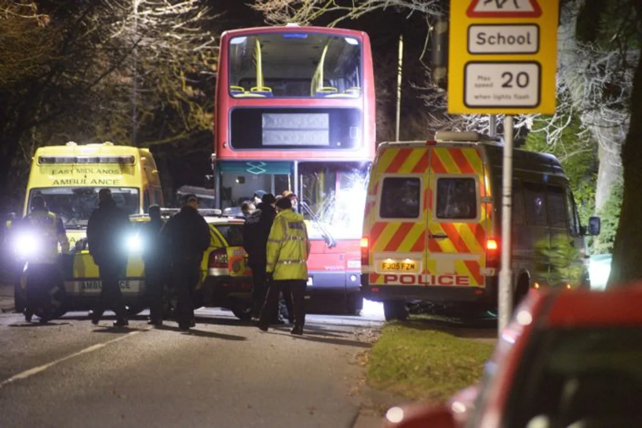 亚太日报 | 路上边走边看手机,英国15岁女孩被双层巴士撞倒身亡