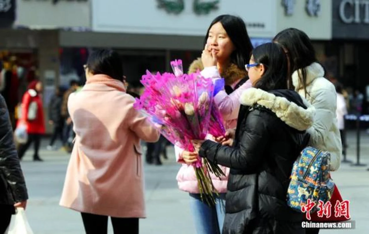 情人节咋过?泰国曼谷各区推大奖吸引情侣办理结婚登记