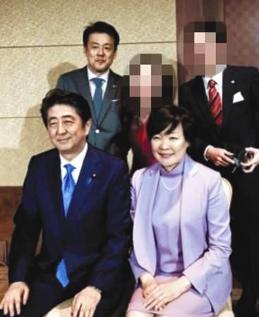 安倍回应曾与涉传销组织高层合影：不认识这个人